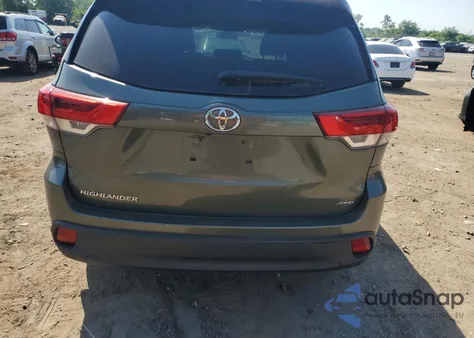 2018 Toyota Highlander Le z USA, uszkodzony, nr VIN 5TDBZRFH1JS809926